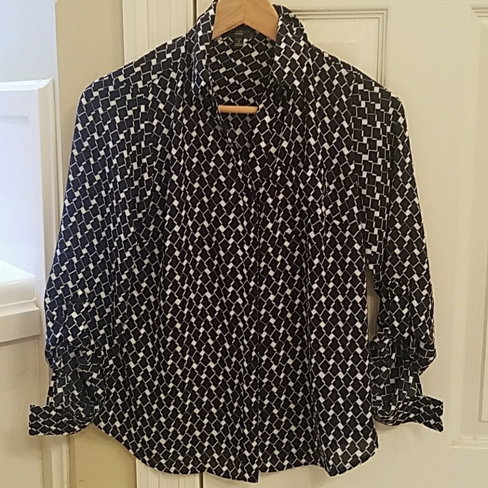 Limited button blouse